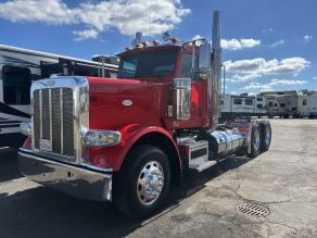 2017 Peterbilt 389 Semi Day Cab Photo 2