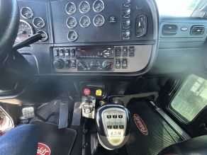 2017 Peterbilt 389 Semi Day Cab Photo 5