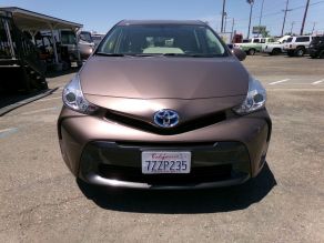 2017 Toyota Prius V Hybrid Wagon Photo 2