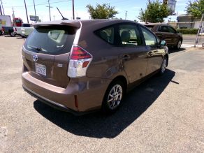 2017 Toyota Prius V Hybrid Wagon Photo 3
