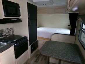 2017 Winnebago Micro Minnie travel trailer Photo 3