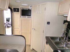2017 Winnebago Micro Minnie travel trailer Photo 4