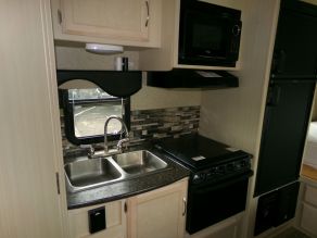 2017 Winnebago Micro Minnie travel trailer Photo 5