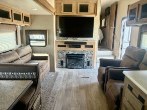 2018 Forest River Rockwood Ultra Lite 5th Wheel Photo 4