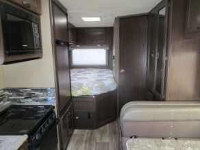 2018 Thor Motorhome Four Winds Class C Photo 5