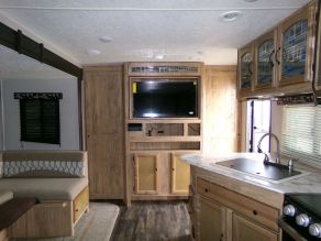 2019 Coachmen Freedom Express Travel Trailer Photo 4