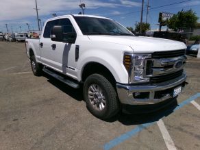2019 Ford F250 XLT Super Duty Crew Cab 4X4 Diesel Truck Photo 2