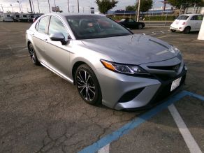 2019 Toyota Camry Photo 2