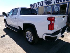 2020 Chevrolet Silverado 2500 HD Crew Cab High Country Diesel Truck 4X4 Photo 3