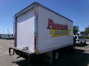 2020 Isuzu NPR Box Truck with lift Photo 3
