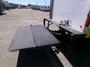 2020 Isuzu NPR Box Truck with lift Photo 4