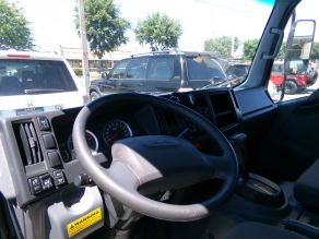 2020 Isuzu NPR Box Truck with lift Photo 5