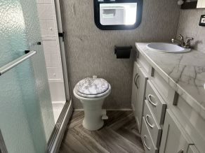 2021 Dutchman Astoria Platinum 5th Wheel Photo 6