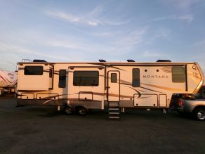 2017 Keystone Montana Western Hickory Edition  41'